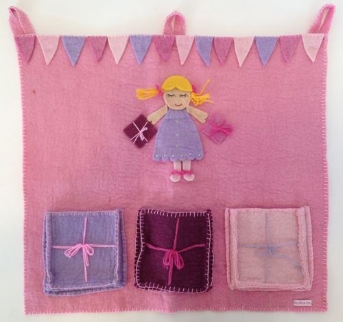 En Gry & Sif Utensilo/Wandhänger "Gifts" pink mit Mädchen und 3 Taschen